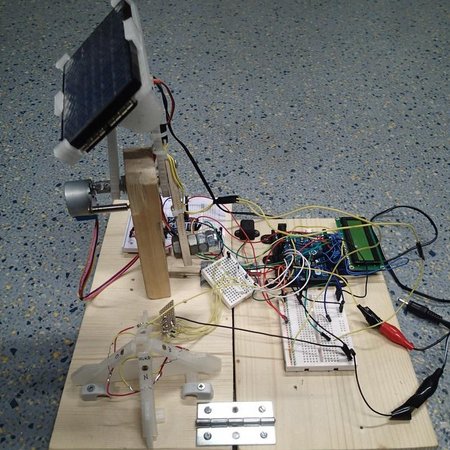 Automatically moving photovoltaic element