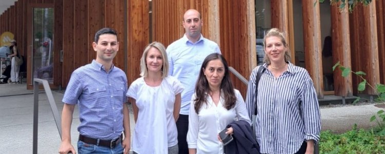 The project team (3 women, 2 men) stands on stairs in front of a BOKU building. 