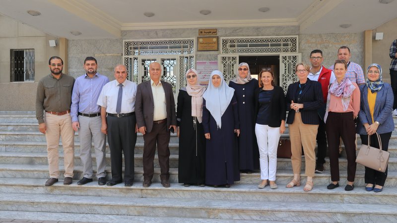 Several representatives of the Islamic university of Gaza and the Austrian Development Agency in front of the Women's Studies Center 