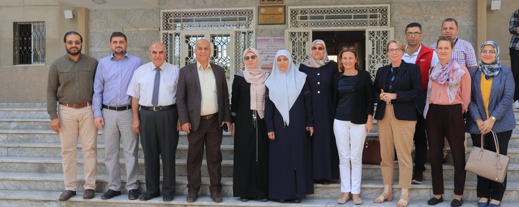 Several representatives of the Islamic university of Gaza and the Austrian Development Agency in front of the Women's Studies Center 